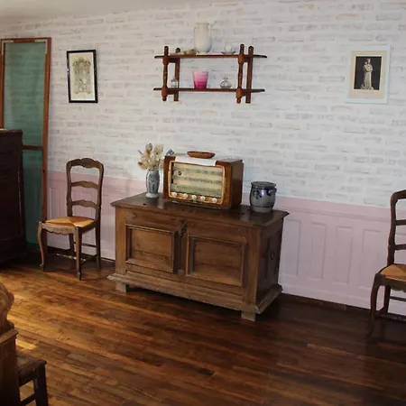 Holiday home Chez Leontine Puilly-et-Charbeaux